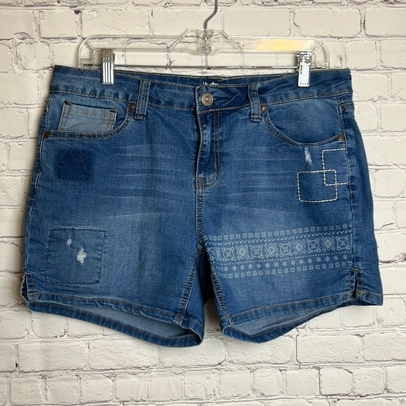 New Directions Printed Denim Shorts - Picture 2 of 16